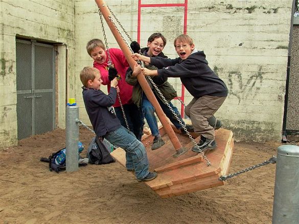 Kinder auf einer Schaukel