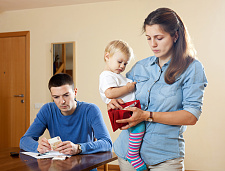 Familie mit Kind Geld zählend